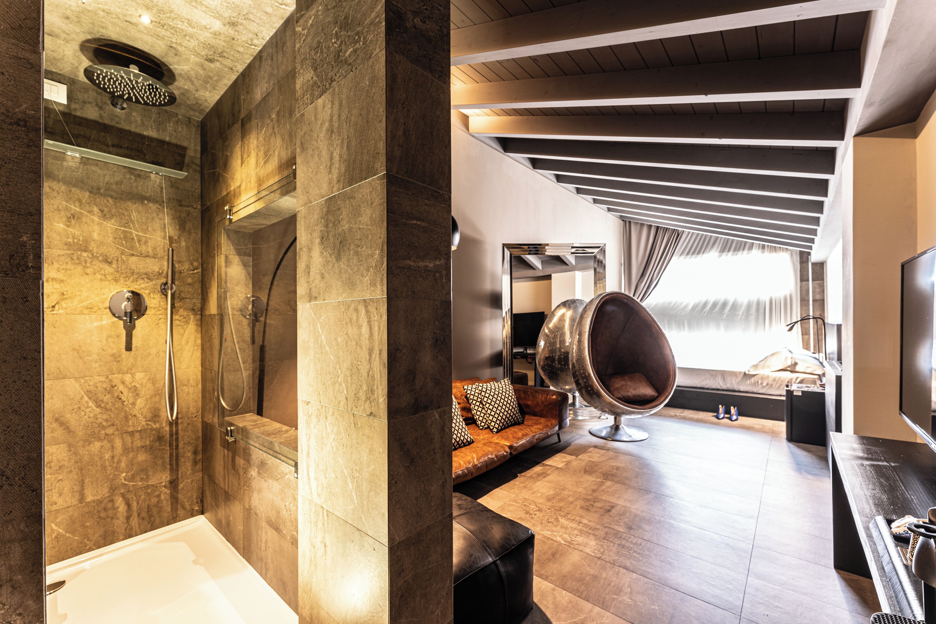 Deluxe Suite, 1 Katil Ratu (Queen) | Peralatan tempat tidur premium, bar mini, peti besi dalam bilik 