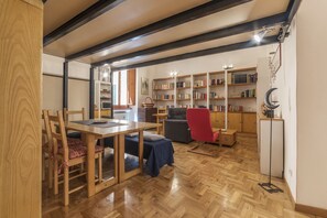 Apartment, 2 Schlafzimmer | Wohnbereich | Flachbildfernseher