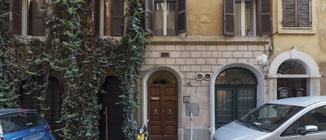 Vista frontal de la propiedad