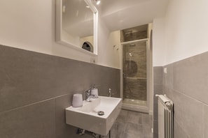 Appartement, 1 chambre | Lavabo de la salle de bain