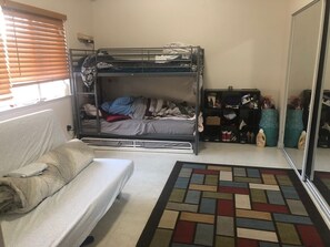 Blackout curtains, iron/ironing board, free WiFi, bed sheets - WHOLE Family - Wolfgram (Sacramento)