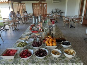 Päivittäinen buffetaamiainen (10 USD per henkilö)