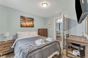 3 bedrooms, desk, iron/ironing board, travel crib - Shortstop Apt 1 - All Star Baseball Rentals (Oneonta)