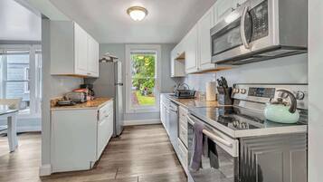 Coffee/tea maker, fridge, microwave, oven