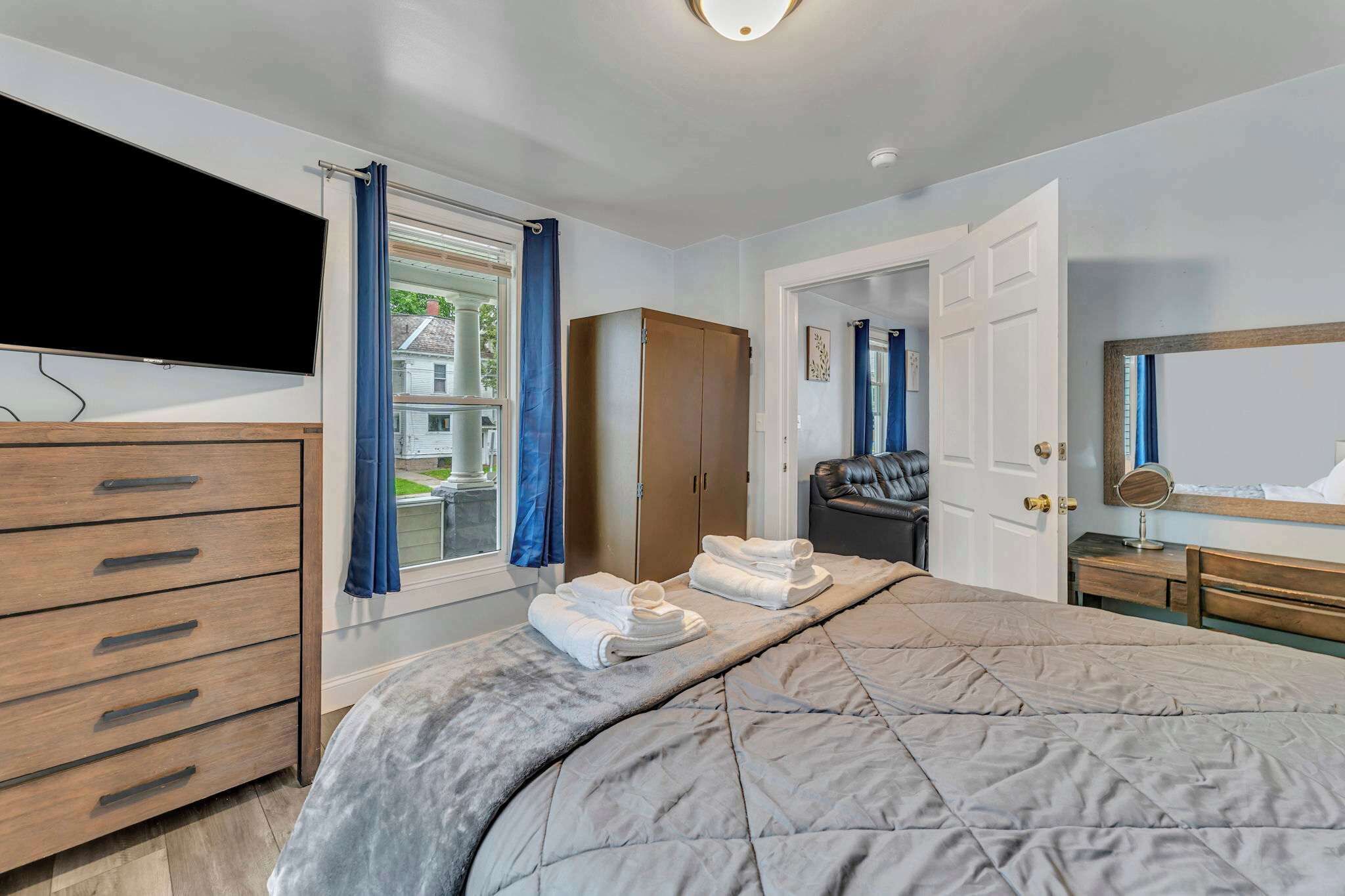 3 bedrooms, desk, iron/ironing board, travel crib