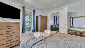 3 bedrooms, desk, iron/ironing board, travel crib