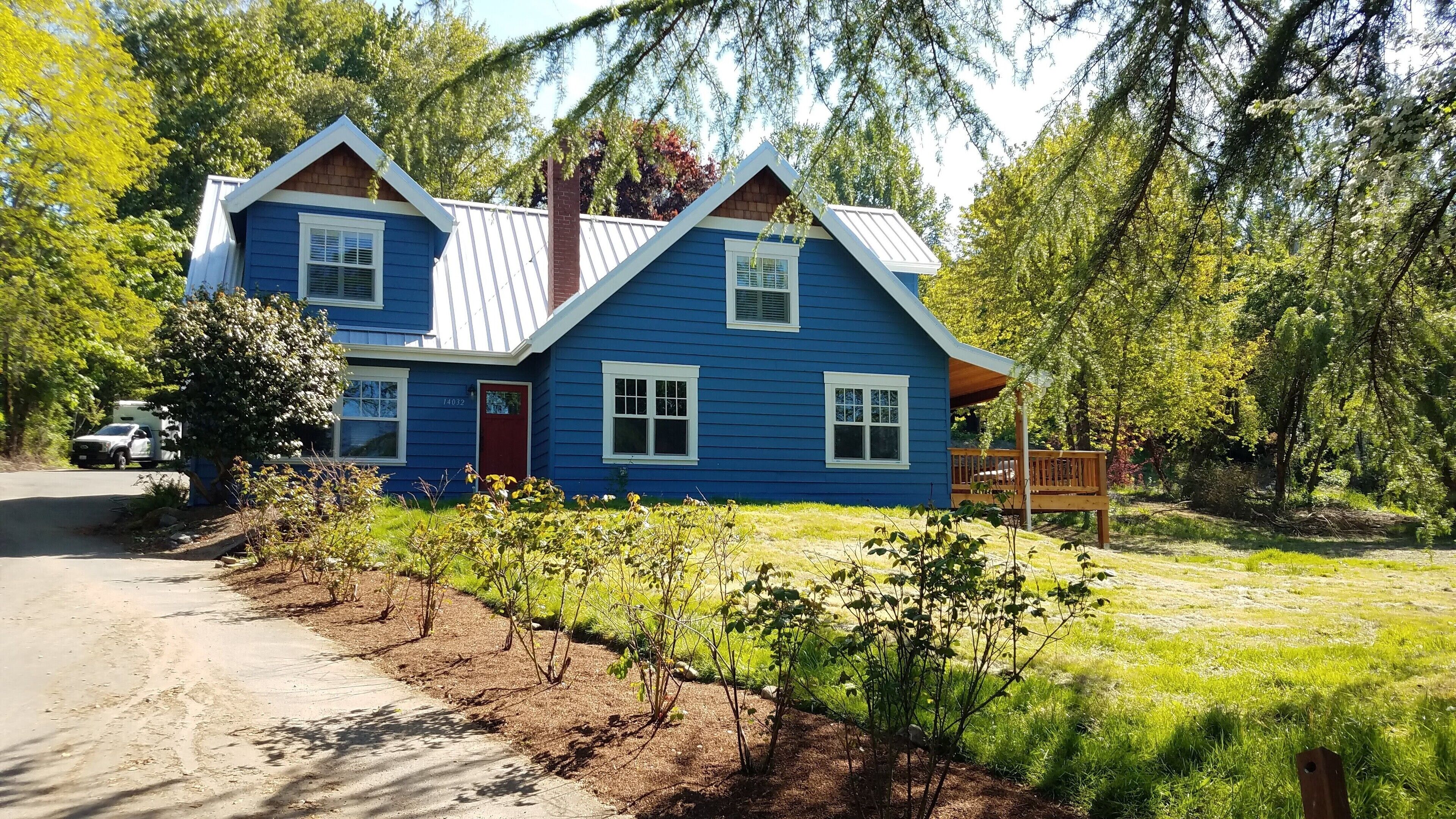 Walking distance to wineries, venues, restaurants and more!