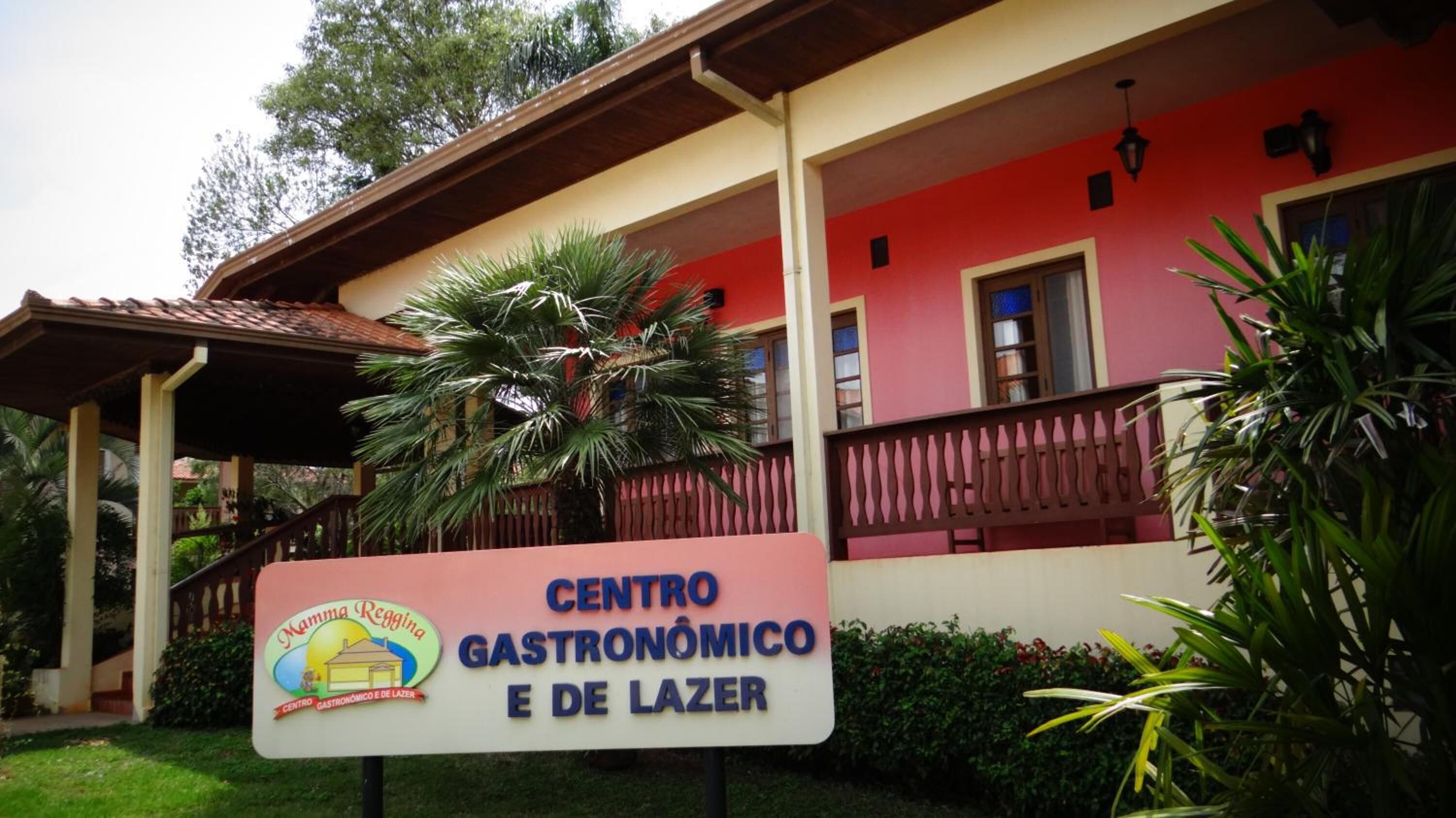Señal para Centro Gastronómico y de Lazer, que indica un restaurante o establecimiento de comidas.