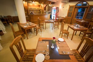 Café da manhã, almoço e jantar; local e internacional 