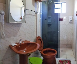 Superior Room | Bathroom | Shower, towels, soap - Hotel Dal Cortivo (Candiota)