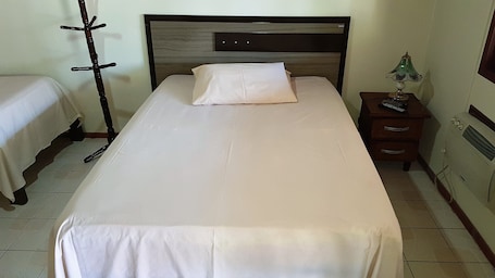 Minibar, wifi gratis y ropa de cama