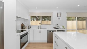Microondas, placa de cocina, lavavajillas y cafetera o tetera