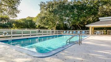 Alberca al aire libre y alberca climatizada