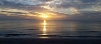 Modern/Updated & Private Pet Friendly SINGLE STORY Villa by the SEA! Pools/Beach