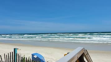 Plage à proximité, chaises longues, serviettes de plage