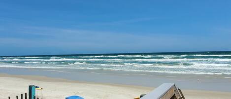 Playa en los alrededores, camastros y toallas de playa