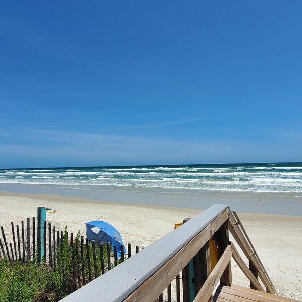 Beach nearby, sun-loungers, beach towels