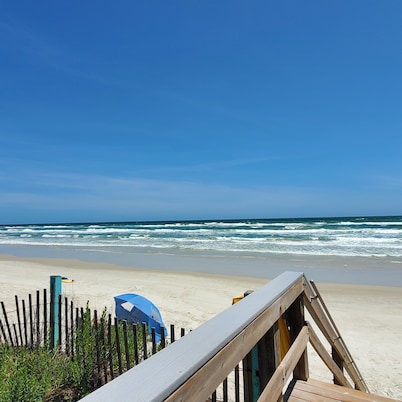 Modern/Updated & Private Pet Friendly SINGLE STORY Villa by the SEA! Pools/Beach