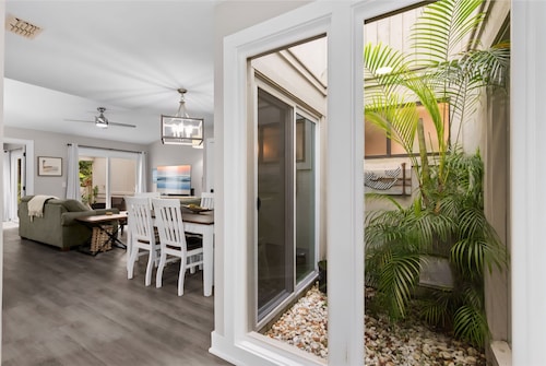 SEACLUSION!Private Family/Pet Friendly SINGLE STORY Villa by the SEA! Pool/Beach