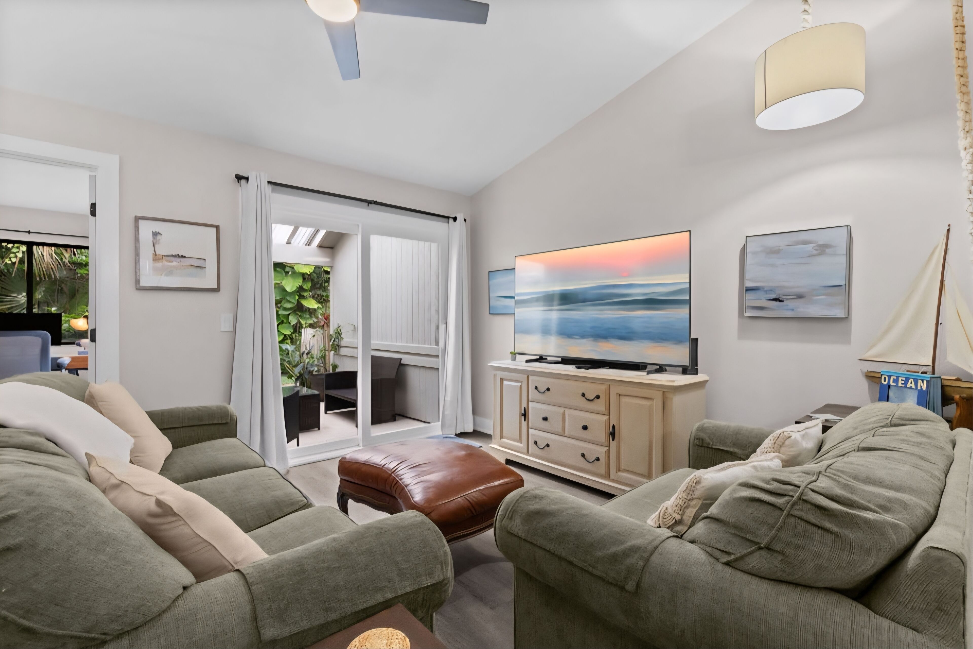 TV connectée, jeux vidéo, livres, espaces bureaux