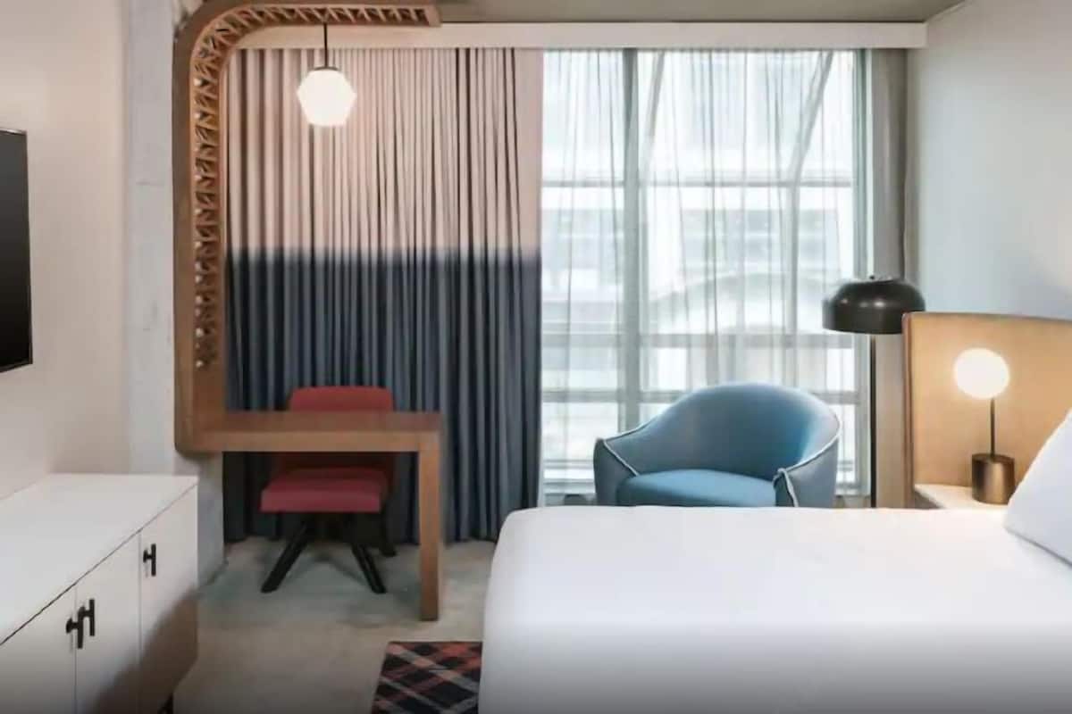 Värdeförvaringsskåp på rummet och arbetsyta för laptop