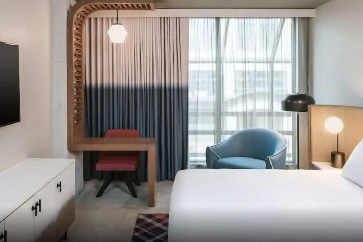 Värdeförvaringsskåp på rummet och arbetsyta för laptop