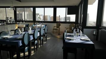 Serveert ontbijt, lunch, diner, lokale en internationale gerechten