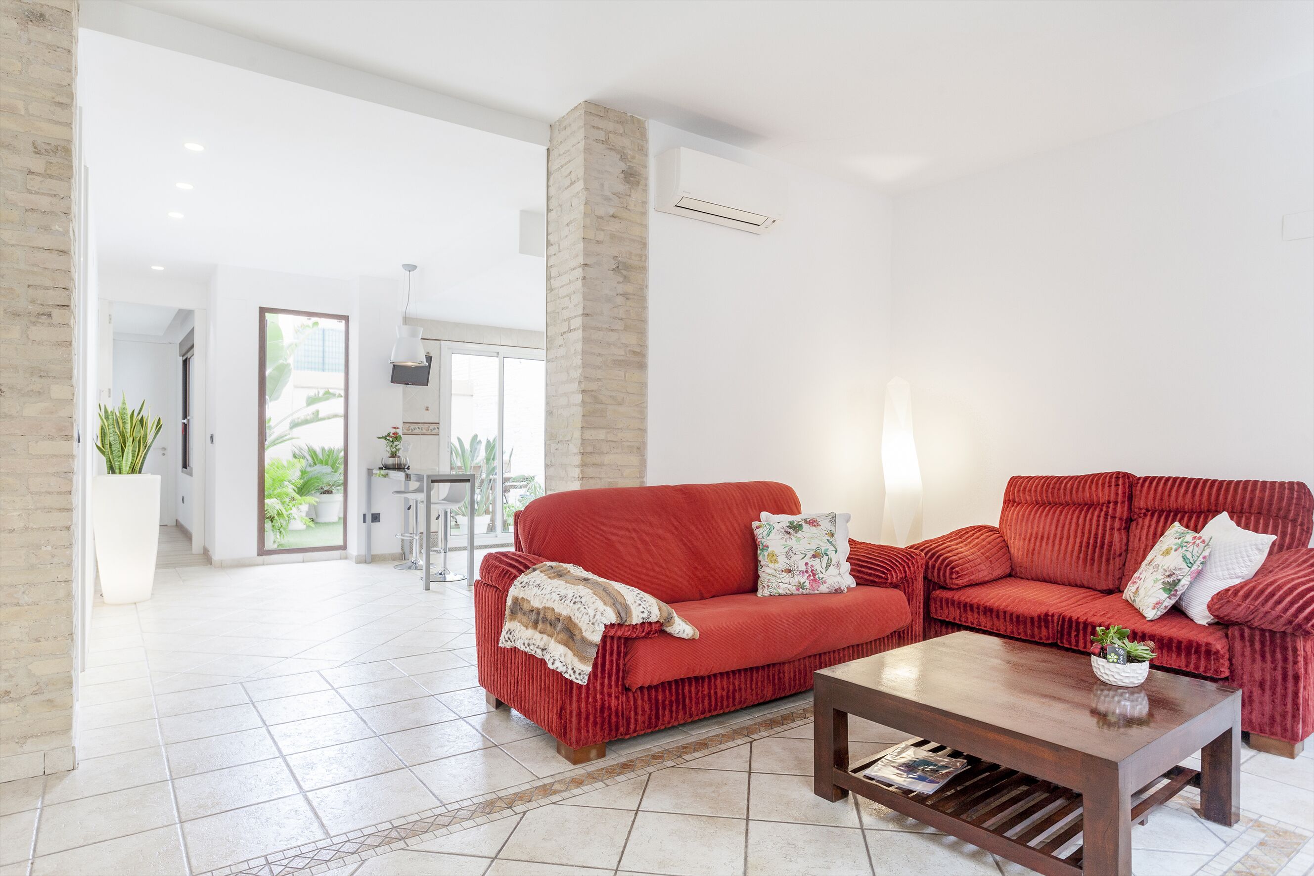 LOVELY DESIGN HOUSE WITH INTERIOR GARDEN.