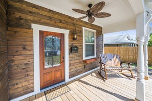 Terrace/patio - The Waco Victorian: 5min to Silos/Downtown/Baylor (Waco)