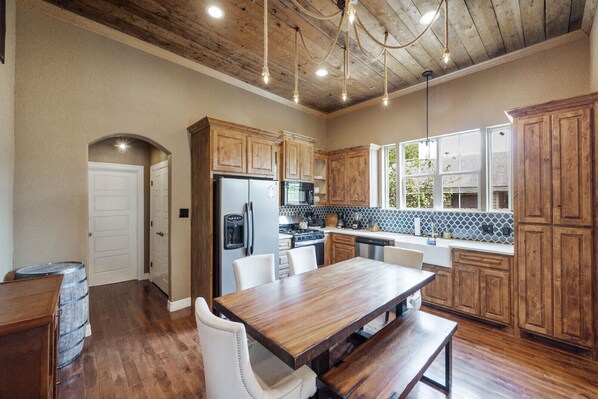 Fridge, microwave, oven, stovetop - The Waco Victorian: 5min to Silos/Downtown/Baylor (Waco)