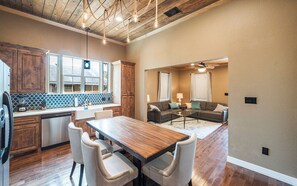 Interior - The Waco Victorian: 5min to Silos/Downtown/Baylor (Waco)