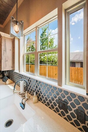 Interior - The Waco Victorian: 5min to Silos/Downtown/Baylor (Waco)