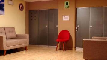 Coin salon dans le hall