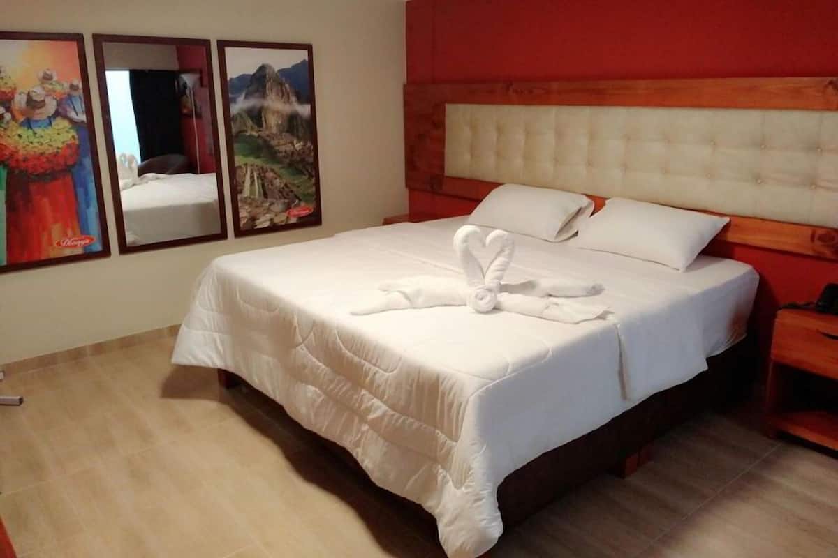 King Suite | Decoración personalizada, cortinas blackout y wifi gratis