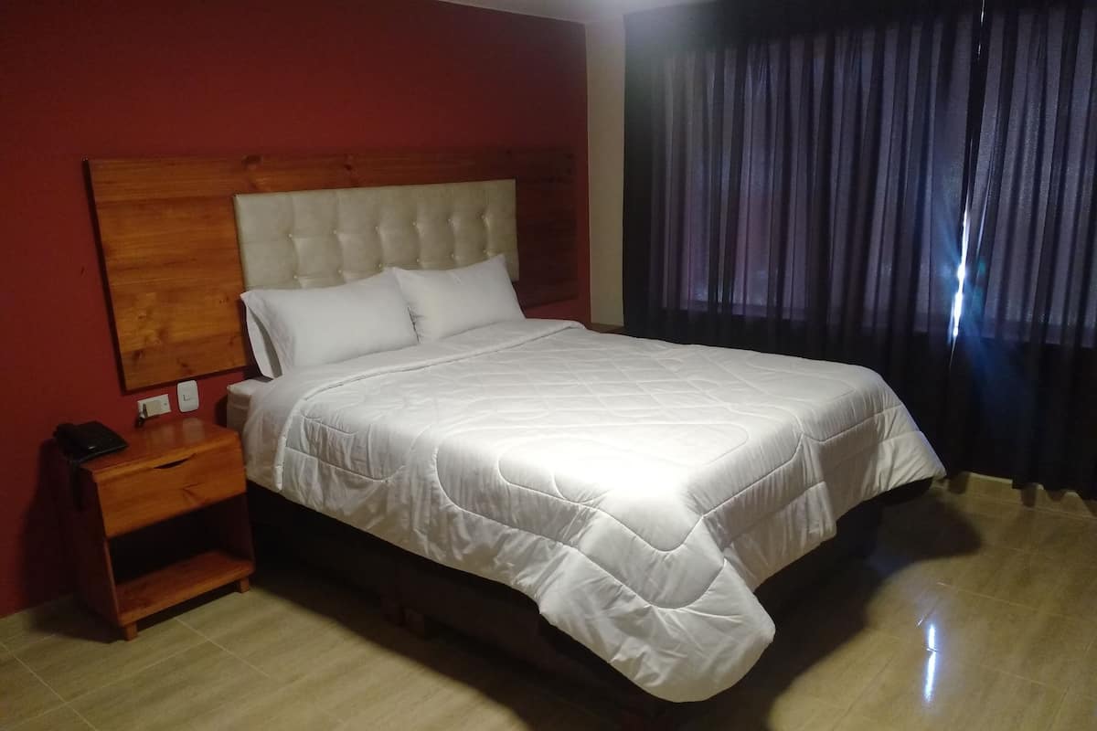 Queen Suite | Decoración personalizada, cortinas blackout y wifi gratis
