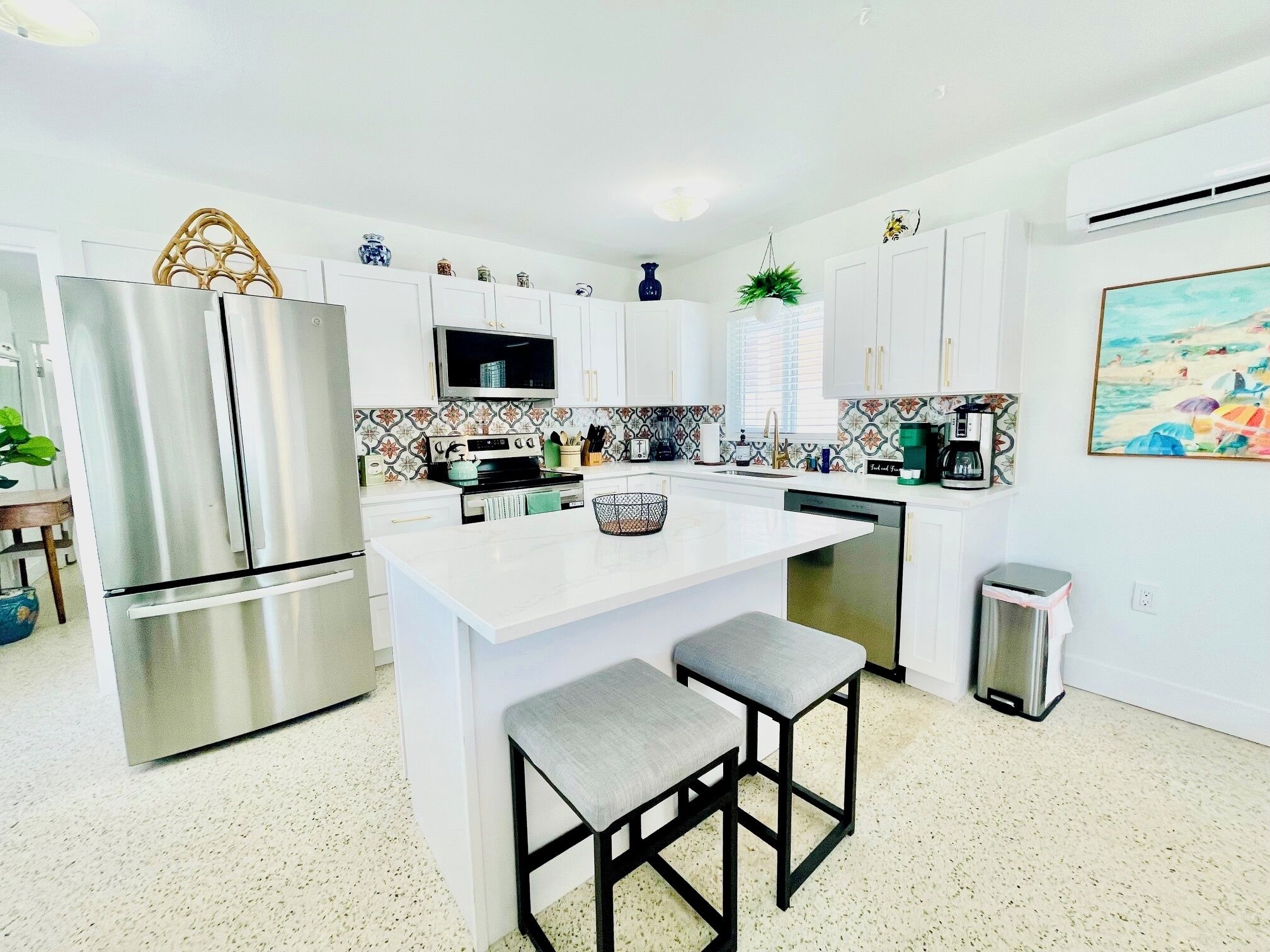 Refrigerador, microondas, horno y parrilla de estufa 