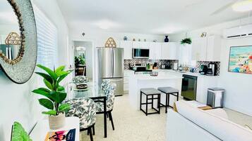 Smart TV, libros y estéreo