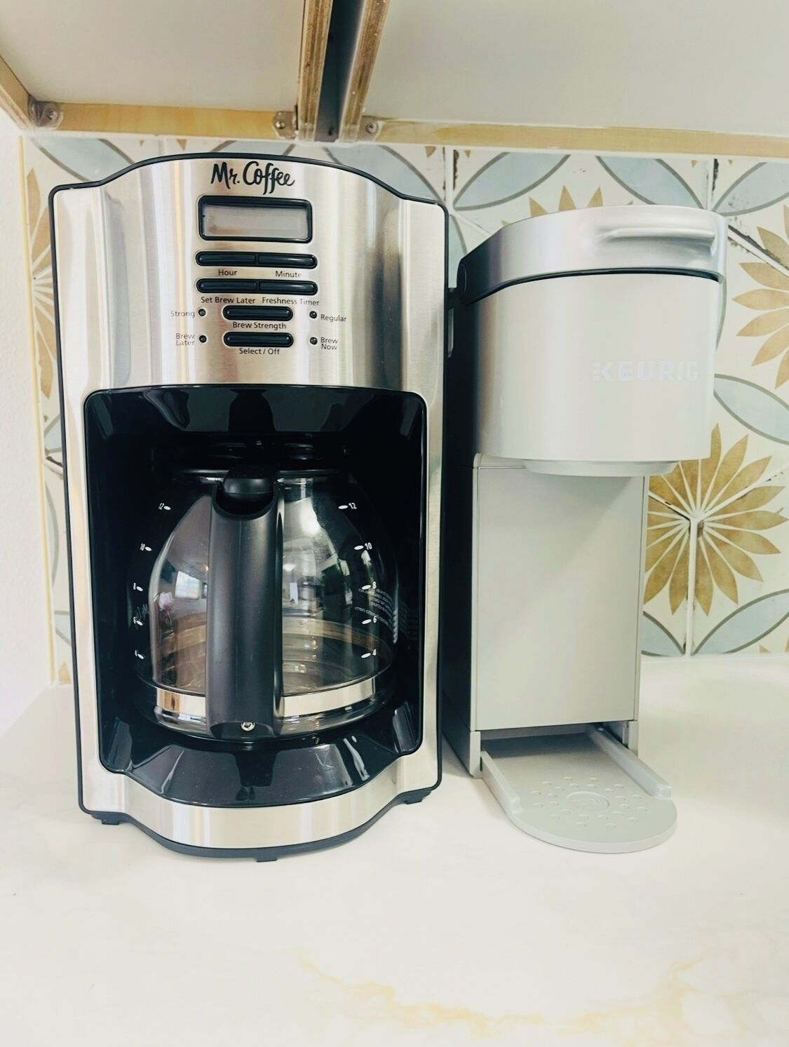 Une machine à café de la marque Mr. Coffee, avec un système de percolation, et une machine à café Keurig.