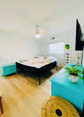 1 bedroom, desk, free WiFi, bed sheets