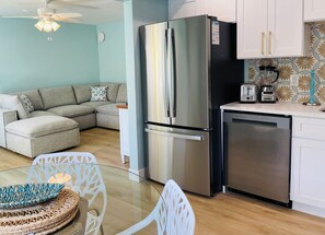 Interior - Close to the Beach, no car needed, mini golf, bikes, & a King Size Bed! mcB (Indian Rocks Beach)