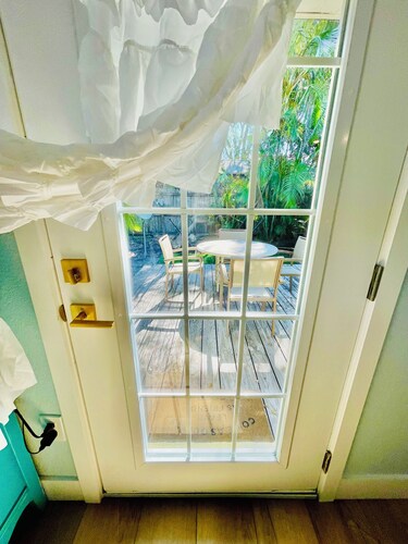 Close to the Beach, no car needed, mini golf, bikes, & a King Size Bed! mcB