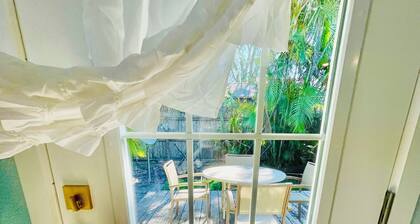 Close to the Beach, no car needed, mini golf, bikes, & a King Size Bed! mcB