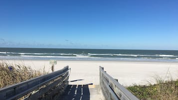Nära stranden, solstolar och strandhanddukar