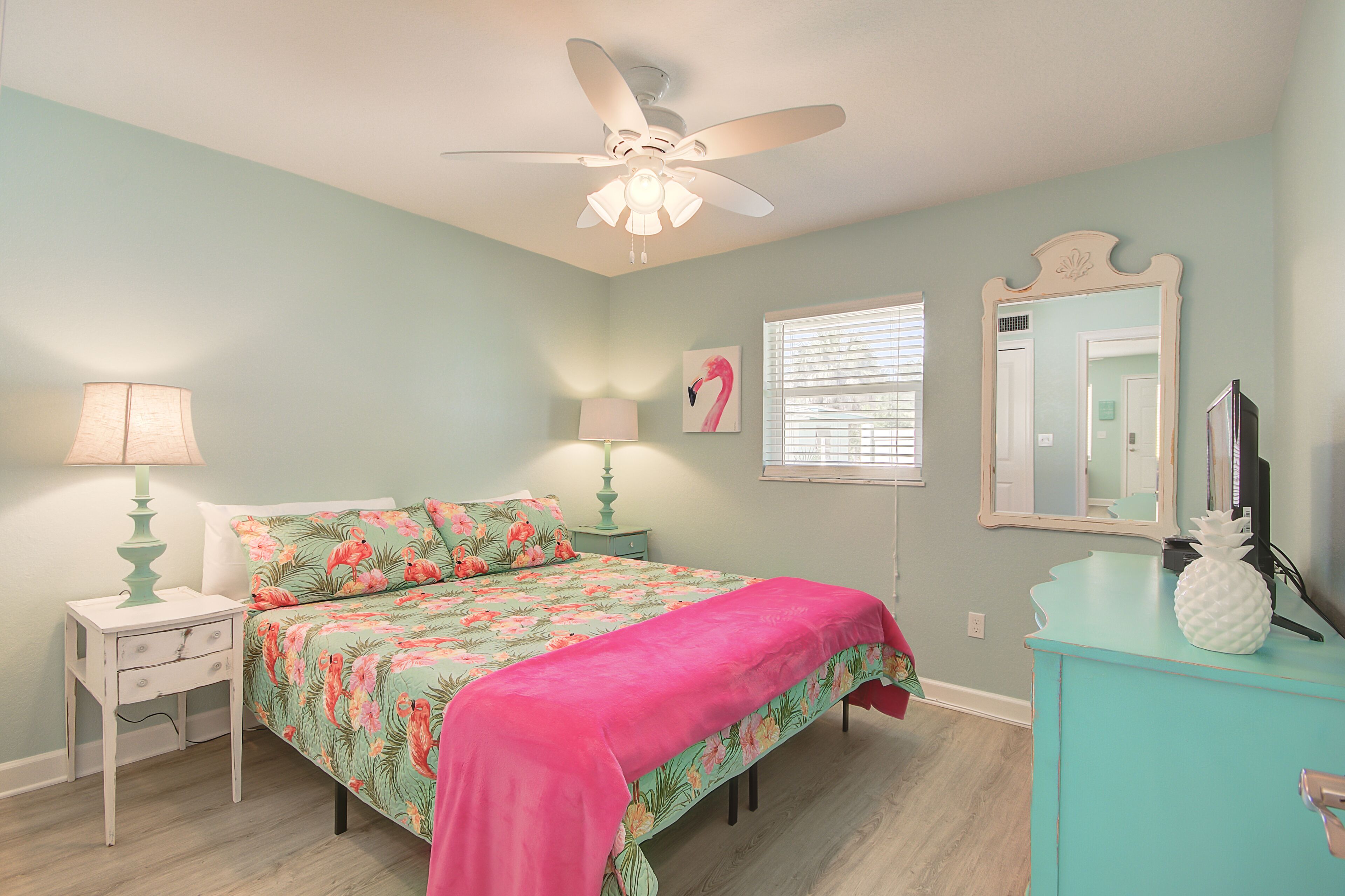 Close to the Beach, no car needed, mini golf, bikes, & a King Size Bed! mcB