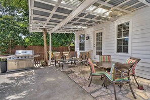 Outdoor dining - San Antonio House w/ Private Pool, Spa & Grill (San Antonio)