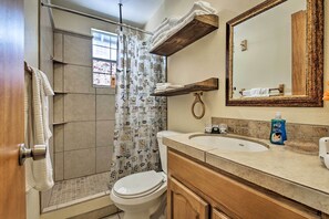 Hair dryer, towels - San Antonio House w/ Private Pool, Spa & Grill (San Antonio)