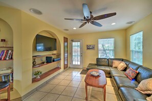 TV - San Antonio House w/ Private Pool, Spa & Grill (San Antonio)