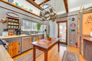 Réfrigérateur, micro-ondes, plaque de cuisson, lave-vaisselle