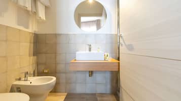 Standaard kamer, 1 twee- of 2 eenpersoonsbedden | Badkamer | Een douche, een hydromassagedouche, milieuvriendelijke toiletartikelen