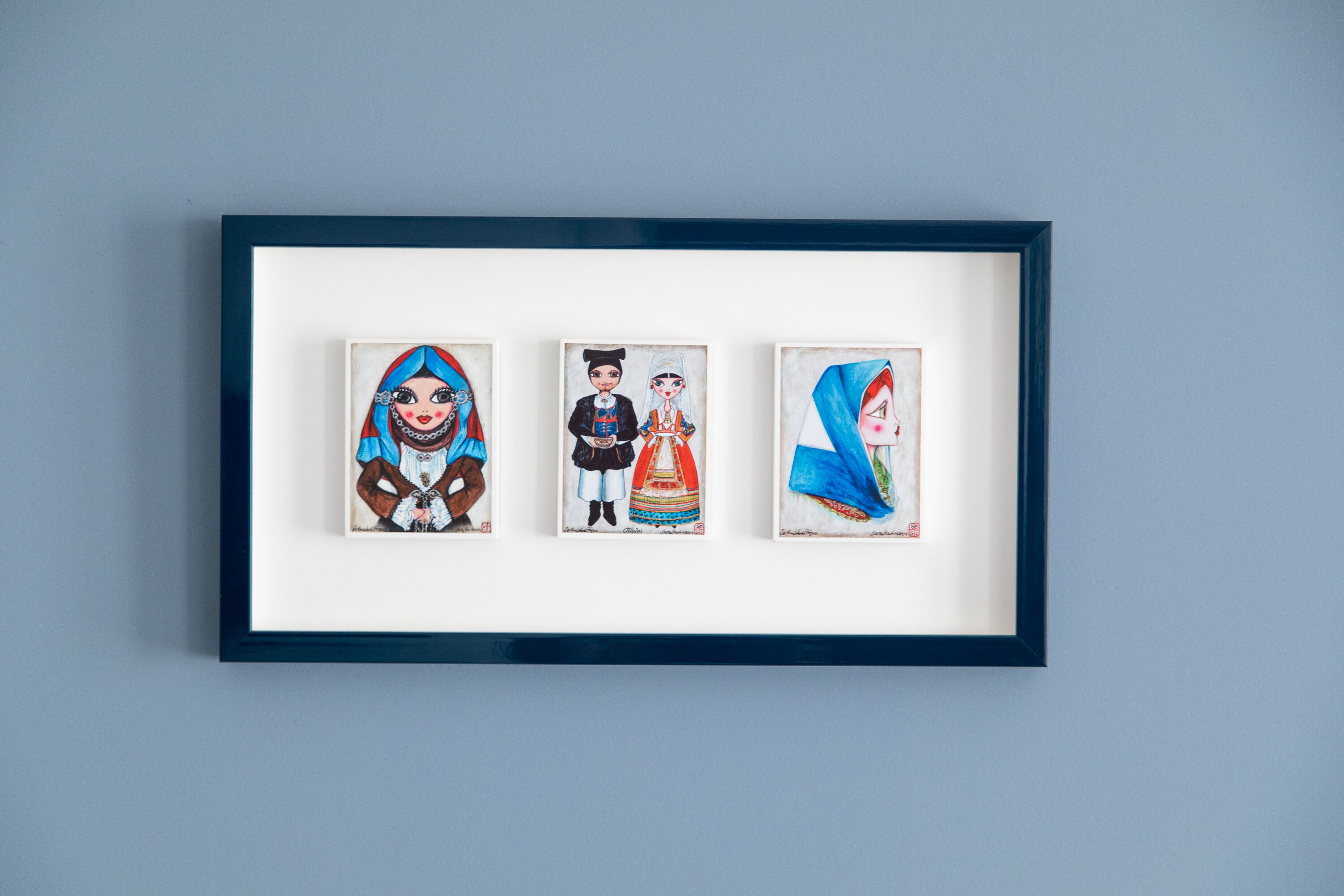 Una composizione di tre opere d'arte in una cornice.